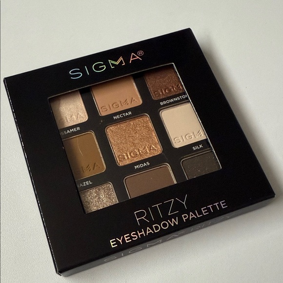 Sigma Beauty Ritzy Palette with Gold and Brown Shades - Picture 1 of 3
